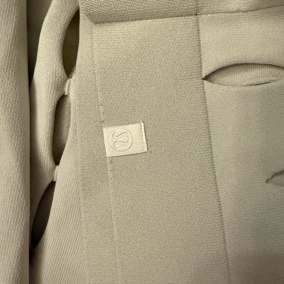 Lululemon - Picture 3 of 4